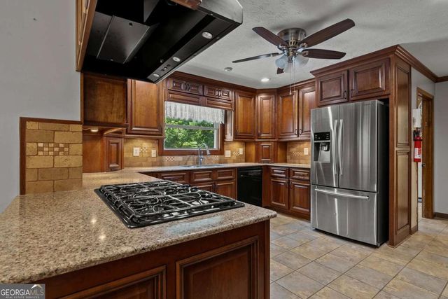 124 Shadow Lake Drive SW, Lilburn, GA 30047