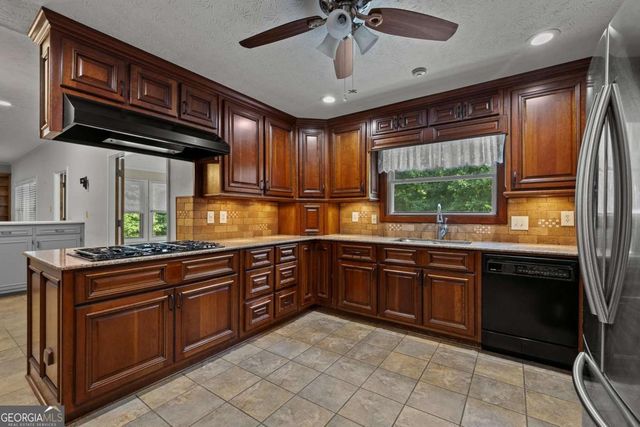 124 Shadow Lake Drive SW, Lilburn, GA 30047