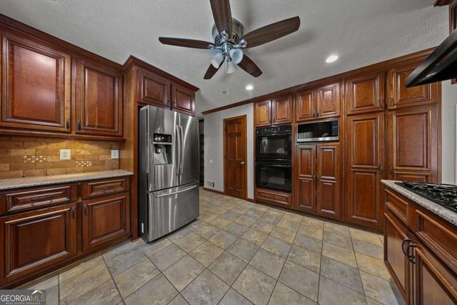 124 Shadow Lake Drive SW, Lilburn, GA 30047