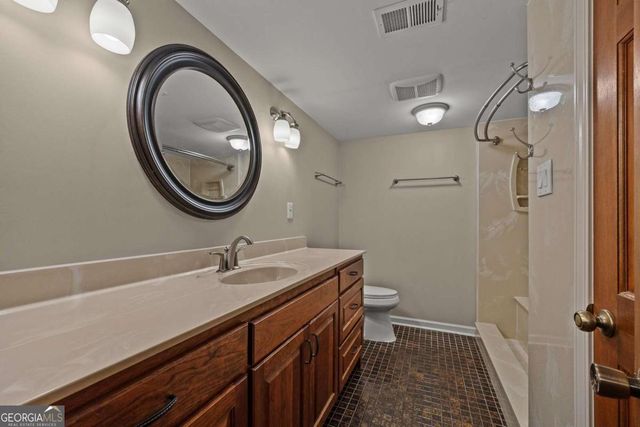 124 Shadow Lake Drive SW, Lilburn, GA 30047