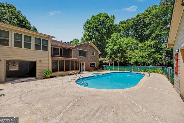 124 Shadow Lake Drive SW, Lilburn, GA 30047