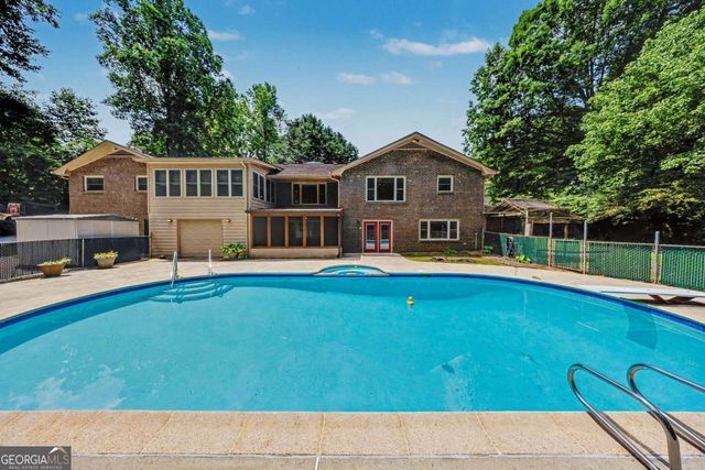 124 Shadow Lake Drive SW, Lilburn, GA 30047