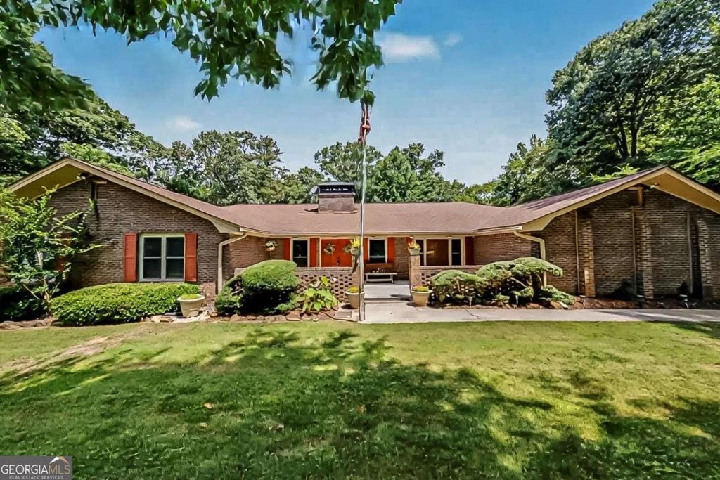 124 Shadow Lake Drive SW, Lilburn, GA 30047