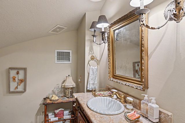 69 Wynden Oaks Drive, Houston, TX 77056