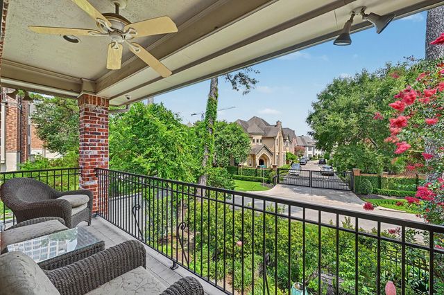 69 Wynden Oaks Drive, Houston, TX 77056