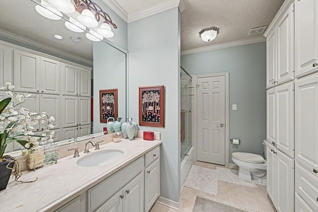 69 Wynden Oaks Drive, Houston, TX 77056