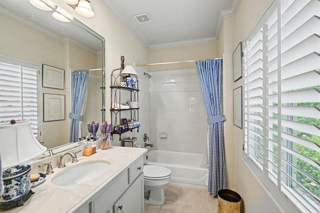 69 Wynden Oaks Drive, Houston, TX 77056