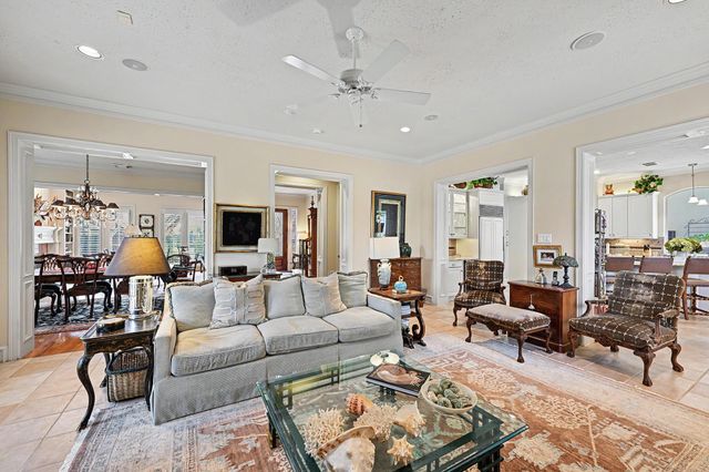 69 Wynden Oaks Drive, Houston, TX 77056