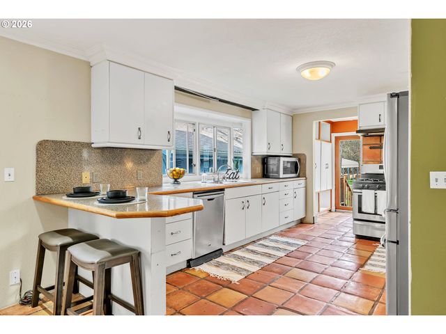 82537 GREENWOOD St, Creswell, OR 97426