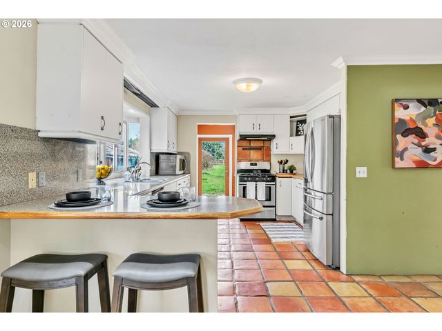 82537 GREENWOOD St, Creswell, OR 97426