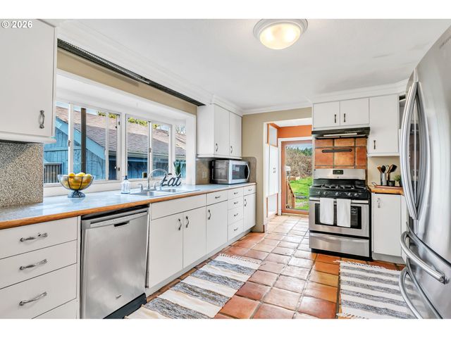 82537 GREENWOOD St, Creswell, OR 97426