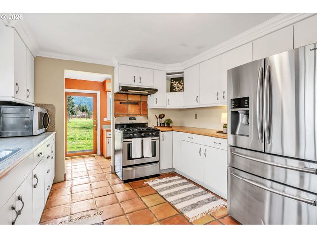 82537 GREENWOOD St, Creswell, OR 97426