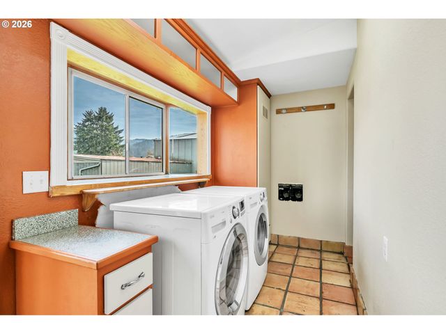 82537 GREENWOOD St, Creswell, OR 97426