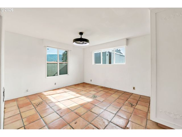 82537 GREENWOOD St, Creswell, OR 97426