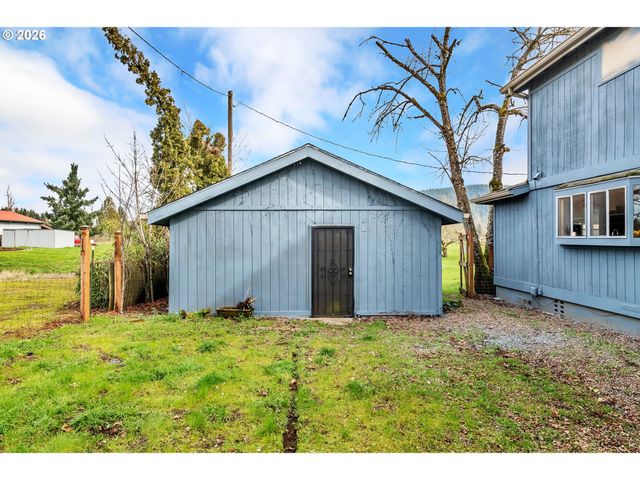82537 GREENWOOD St, Creswell, OR 97426