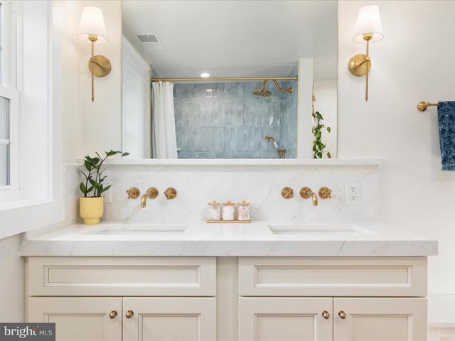 239 N CHURCH ST, Woodstock, VA 22664