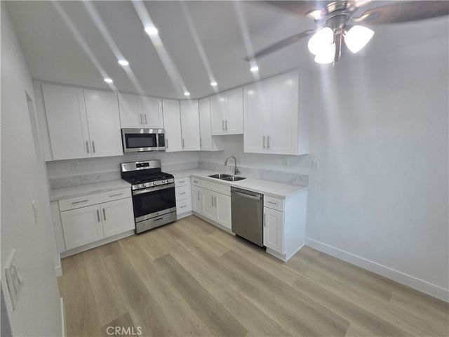 220 12th 17, Huntington Beach, CA 92648