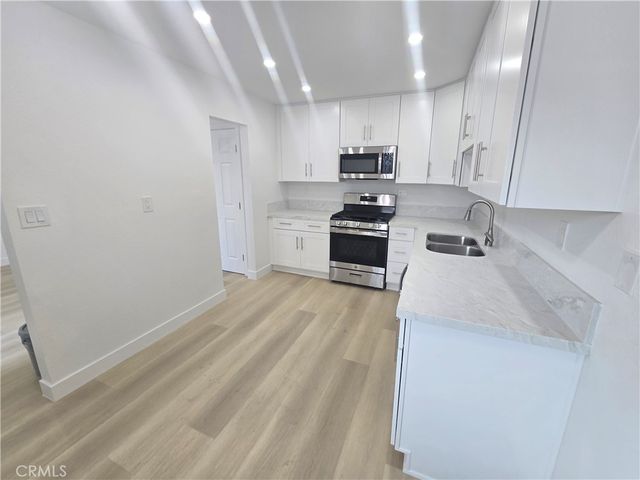 220 12th 17, Huntington Beach, CA 92648