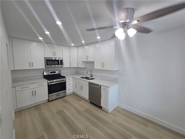 220 12th 17, Huntington Beach, CA 92648