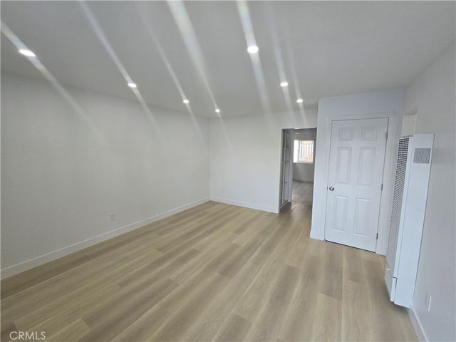 220 12th 17, Huntington Beach, CA 92648