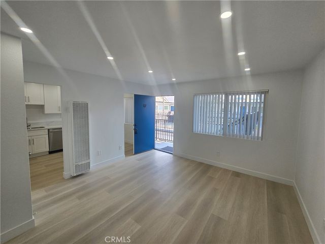 220 12th 17, Huntington Beach, CA 92648