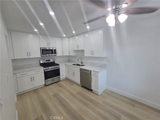 220 12th 17, Huntington Beach, CA 92648