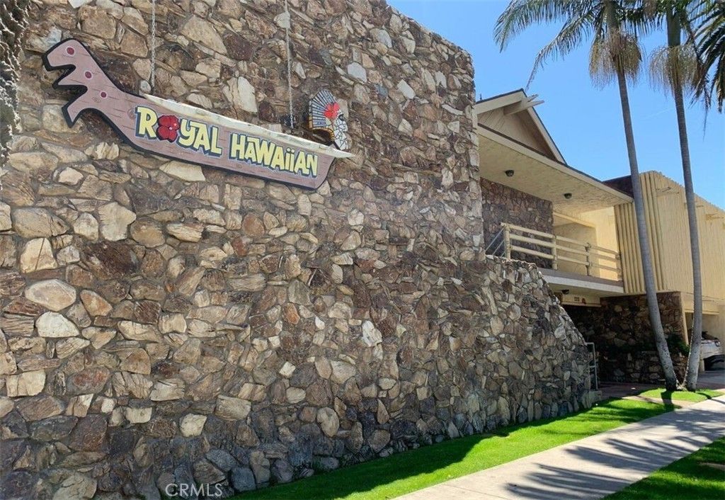 220 12th 17, Huntington Beach, CA 92648