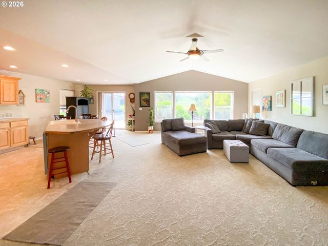 147 PALOMINO Ave, Roseburg, OR 97471