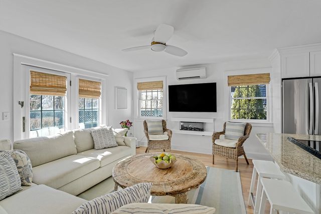 99 Cooke St, Edgartown, MA 02539