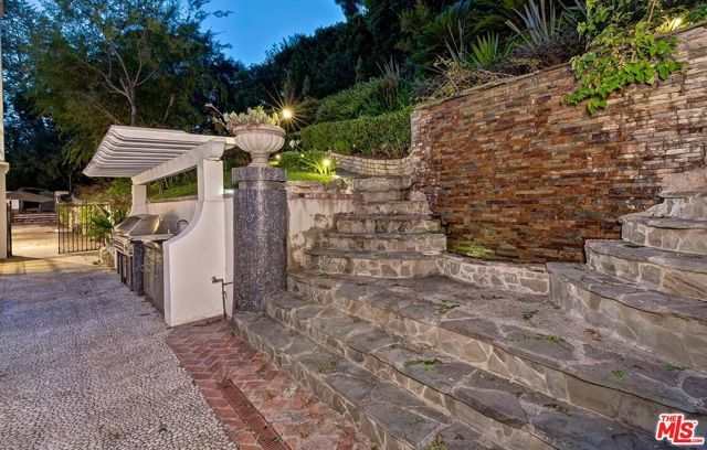 725 N Faring Road, Los Angeles, CA 90077