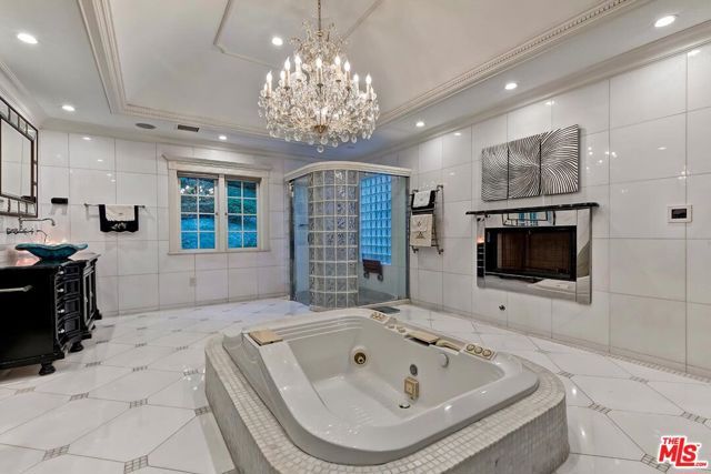 725 N Faring Road, Los Angeles, CA 90077