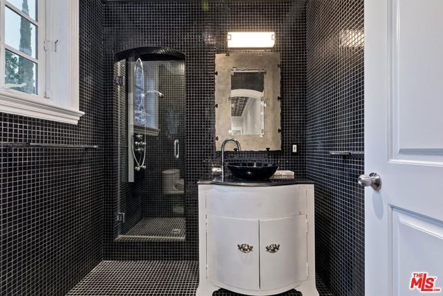 725 N Faring Road, Los Angeles, CA 90077