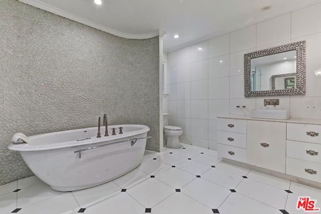 725 N Faring Road, Los Angeles, CA 90077