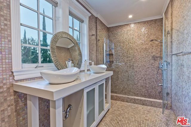 725 N Faring Road, Los Angeles, CA 90077