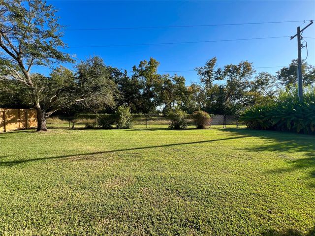 107 Widgeon Drive, Clute, TX 77531