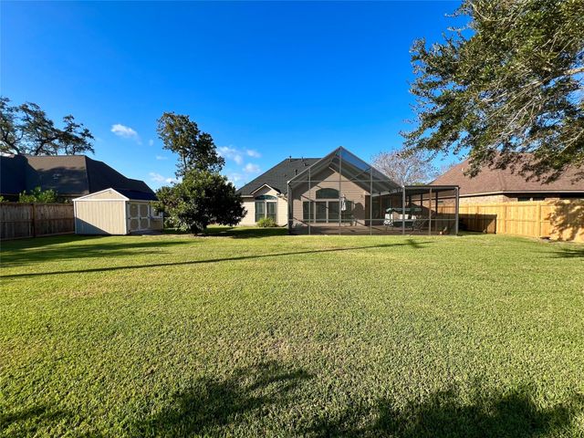 107 Widgeon Drive, Clute, TX 77531
