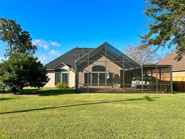 107 Widgeon Drive, Clute, TX 77531