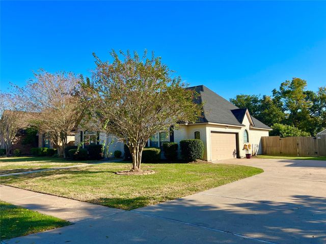107 Widgeon Drive, Clute, TX 77531