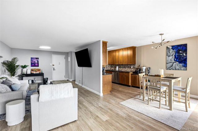 25 Neptune Boulevard 4H, Long Beach, NY 11561