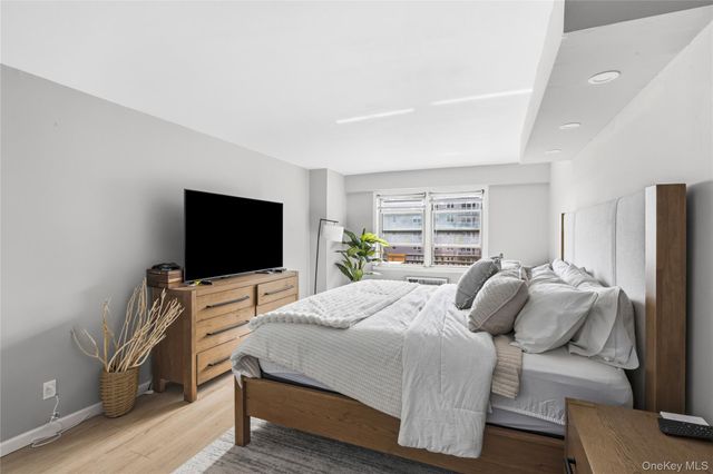 25 Neptune Boulevard 4H, Long Beach, NY 11561