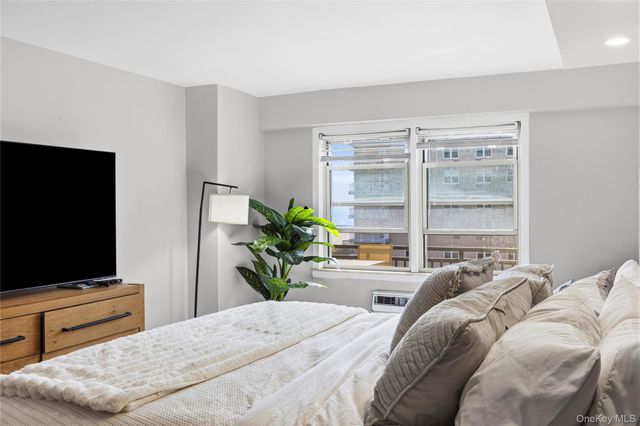 25 Neptune Boulevard 4H, Long Beach, NY 11561