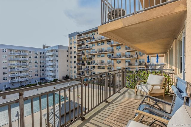 25 Neptune Boulevard 4H, Long Beach, NY 11561