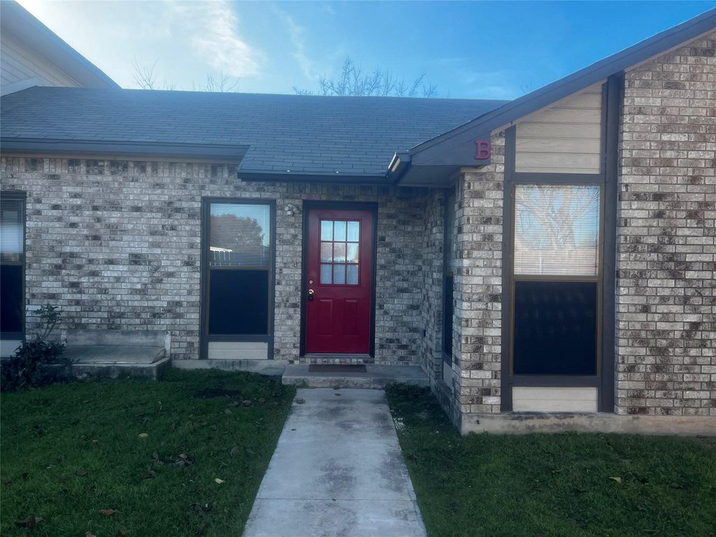 1204 Blackjack ST B, Lockhart, TX 78644