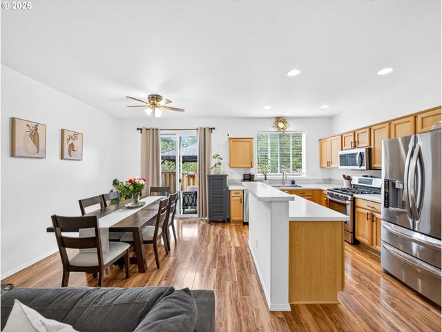 3572 Se PINEWOOD Ave, Hillsboro, OR 97123