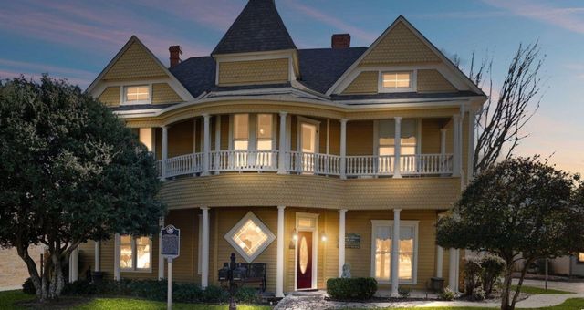 123 W Doyle Street, Granbury, TX 76048