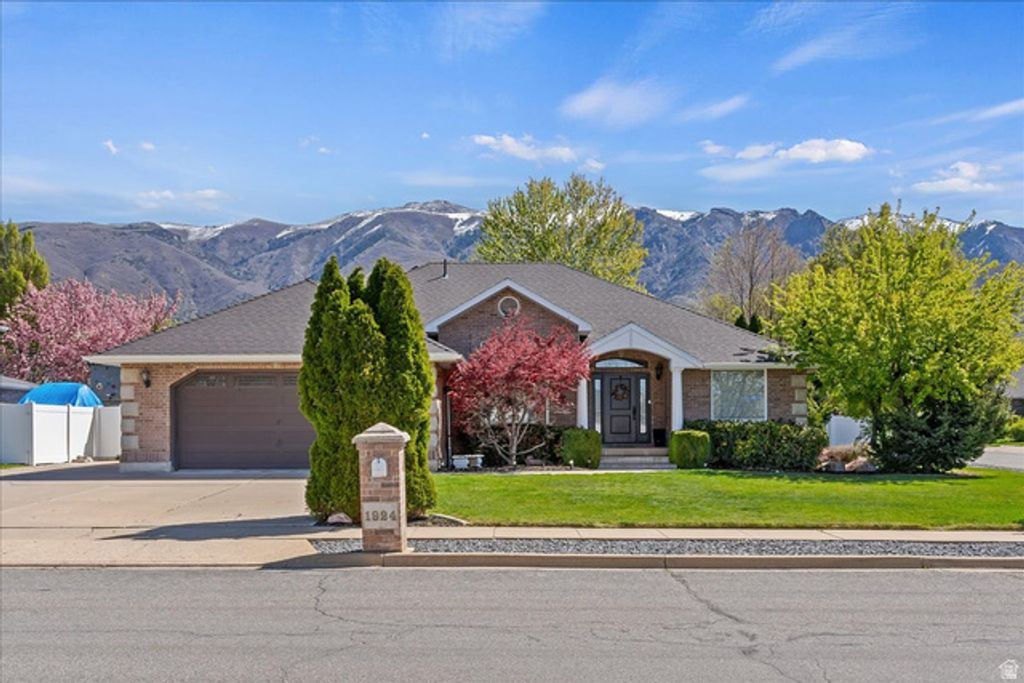 Image 2 of property listing at 1924 N 2000 E, Layton, UT 84040
