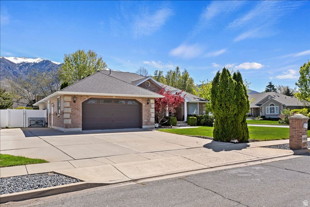 Image 4 of property listing at 1924 N 2000 E, Layton, UT 84040