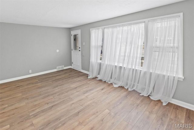 2005 N Hanley Road, Hanley Hills, MO 63114