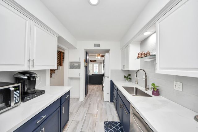 12757 S Huntingwick Drive S 142, Houston, TX 77024