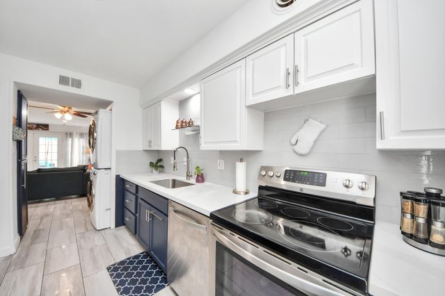 12757 S Huntingwick Drive S 142, Houston, TX 77024